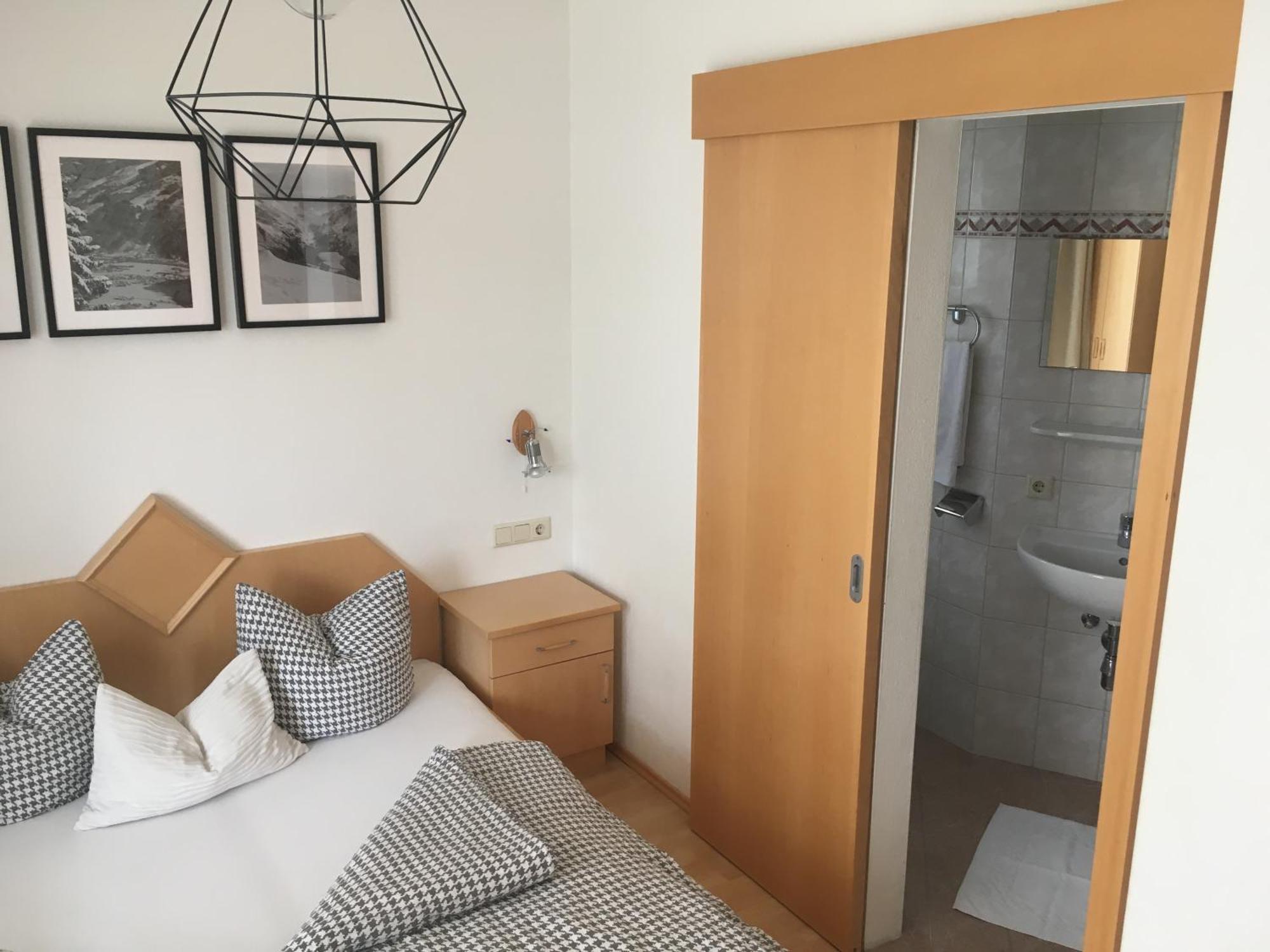 Apartment Katharina Bis 12 Personen Mit Saunachalet Und Blick Auf Bergwelt Des Zillertals